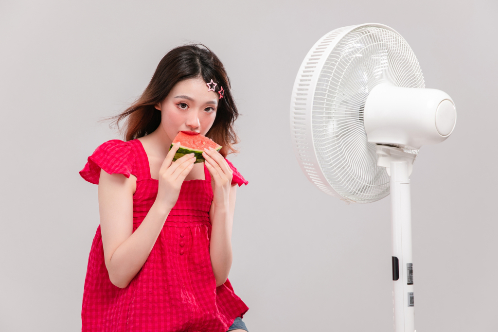 凉爽风扇夏季防晒美白女生人物摄影图