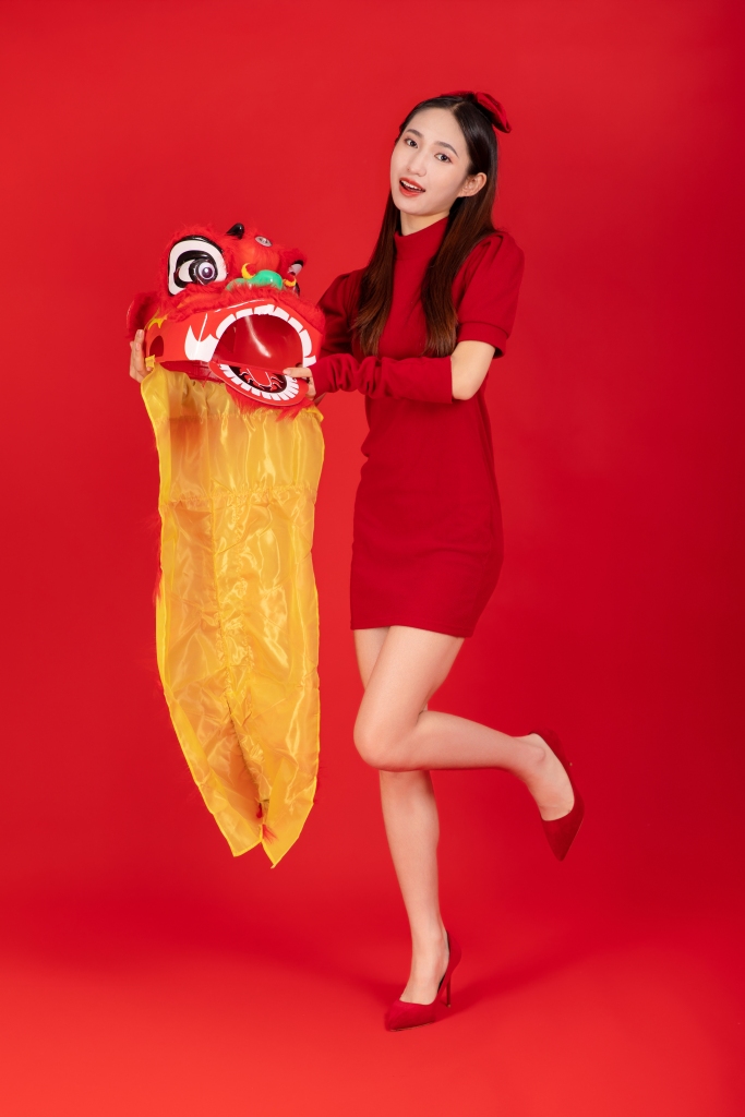 传统舞狮新年龙年春节美女人物摄影图