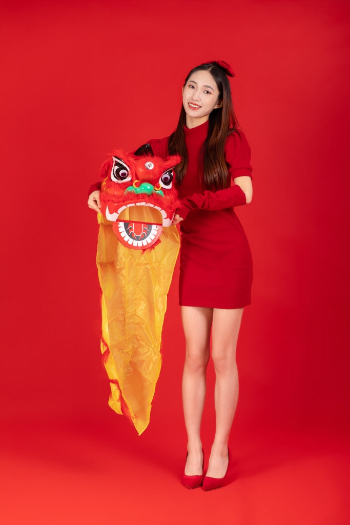 传统舞狮新年龙年春节美女人物摄影图