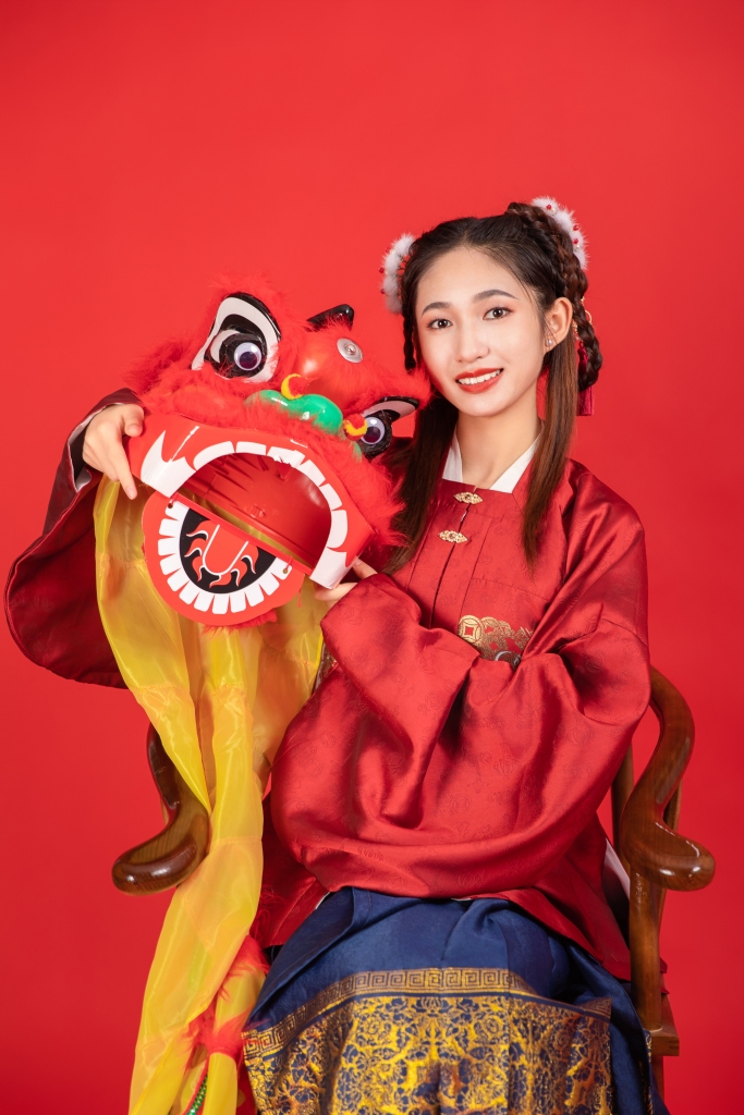 汉服传统舞狮新年龙年春节美女人物摄影图