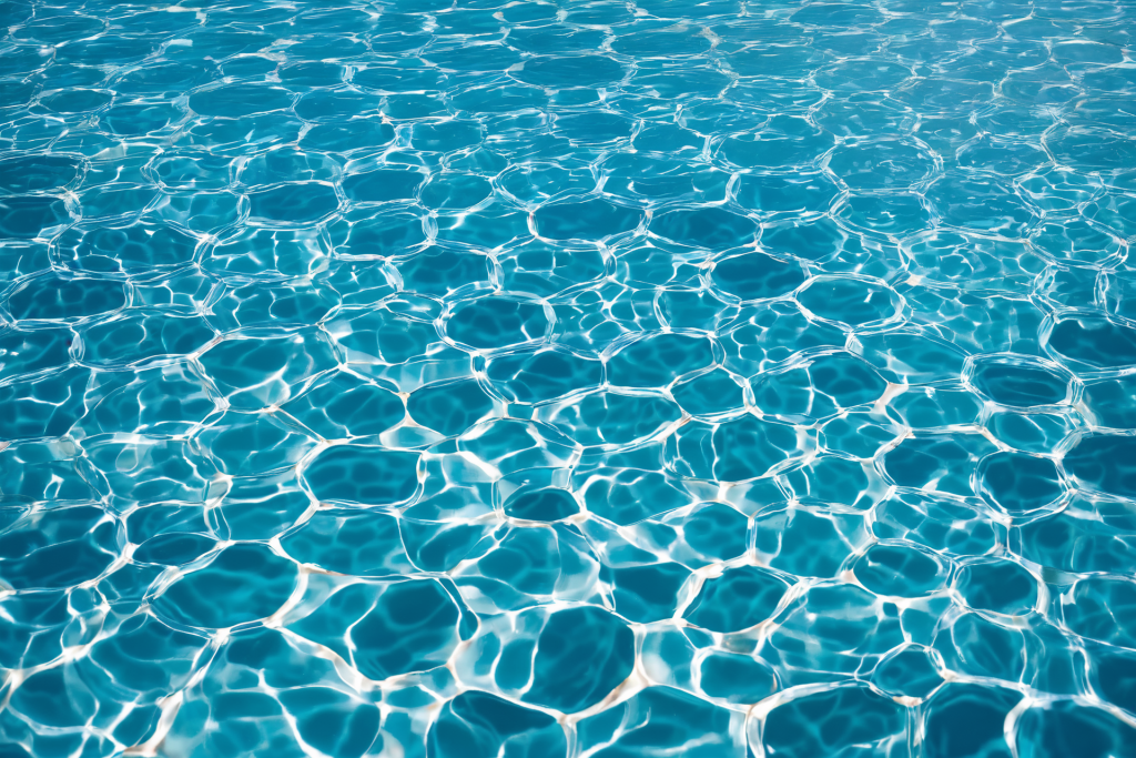 游泳池表面光线反射水波图
