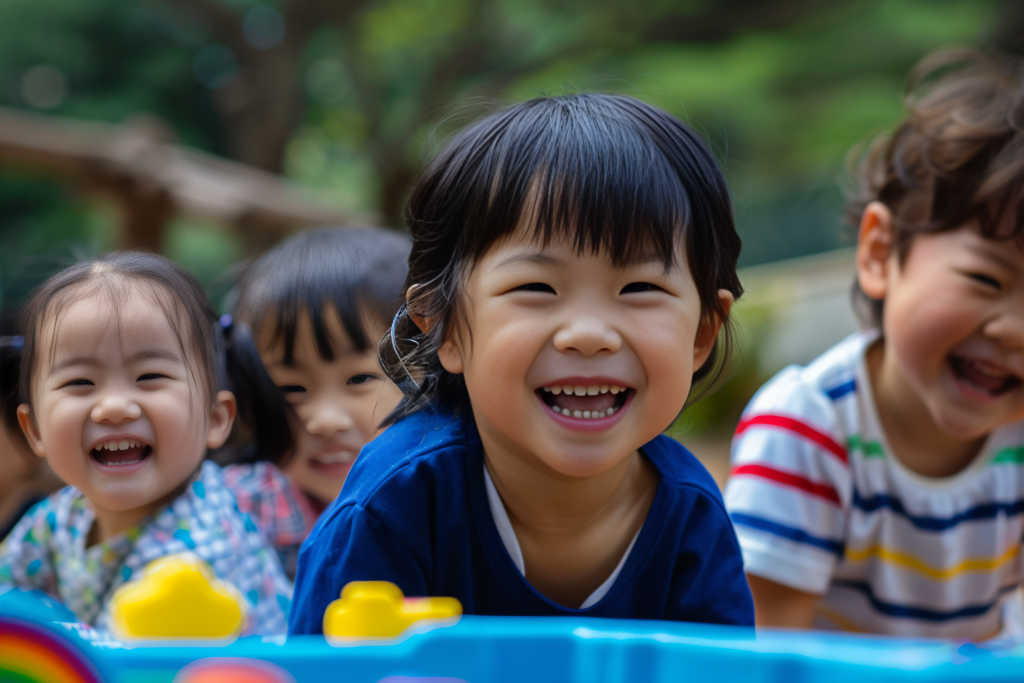 世界微笑日小孩在玩闹