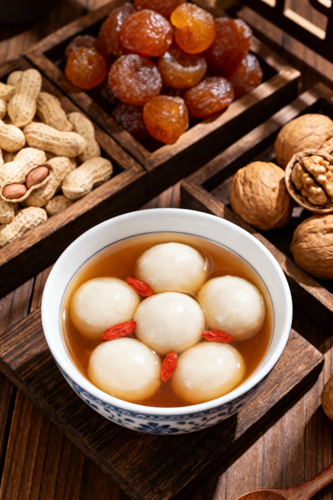 甜酒汤圆元宵节传统甜品美食摄影图