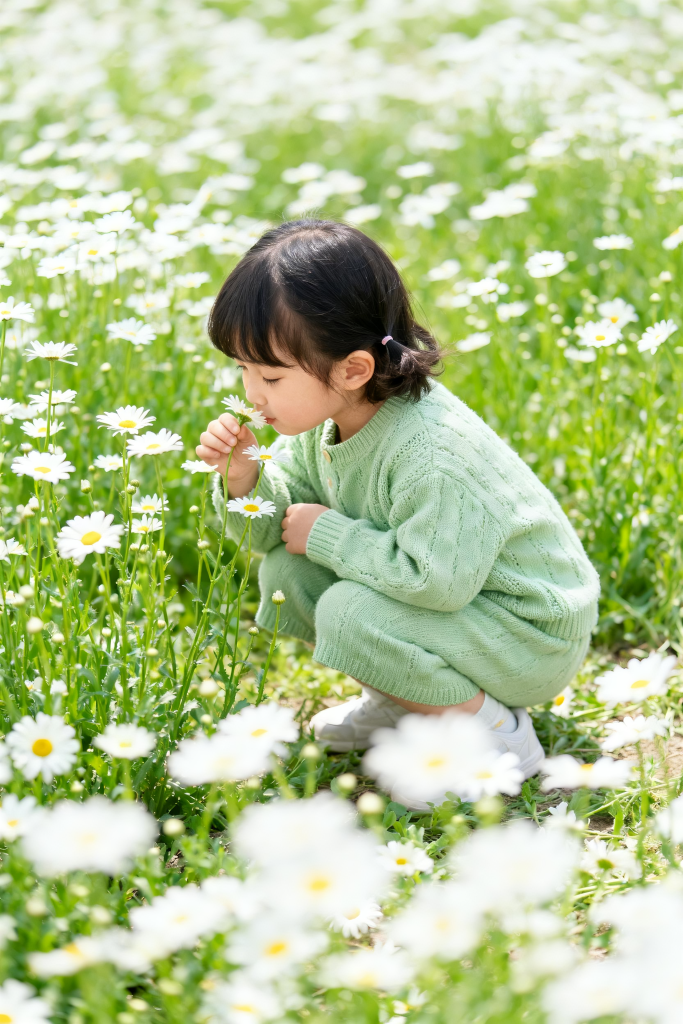 春季儿童赏花春游踏青出游人物摄影图