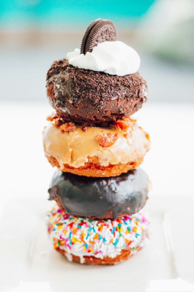 四层甜甜圈堆叠特写