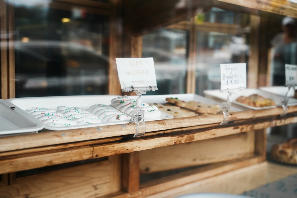 糕点展示柜内的甜品陈列