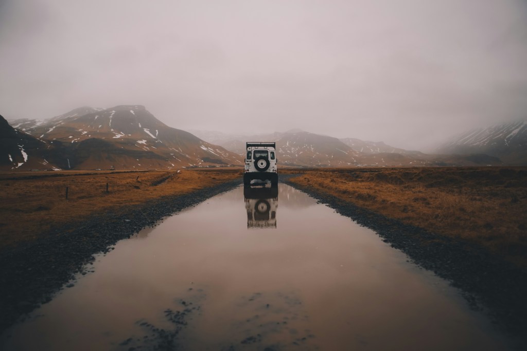 雨后公路车辆倒影与远山