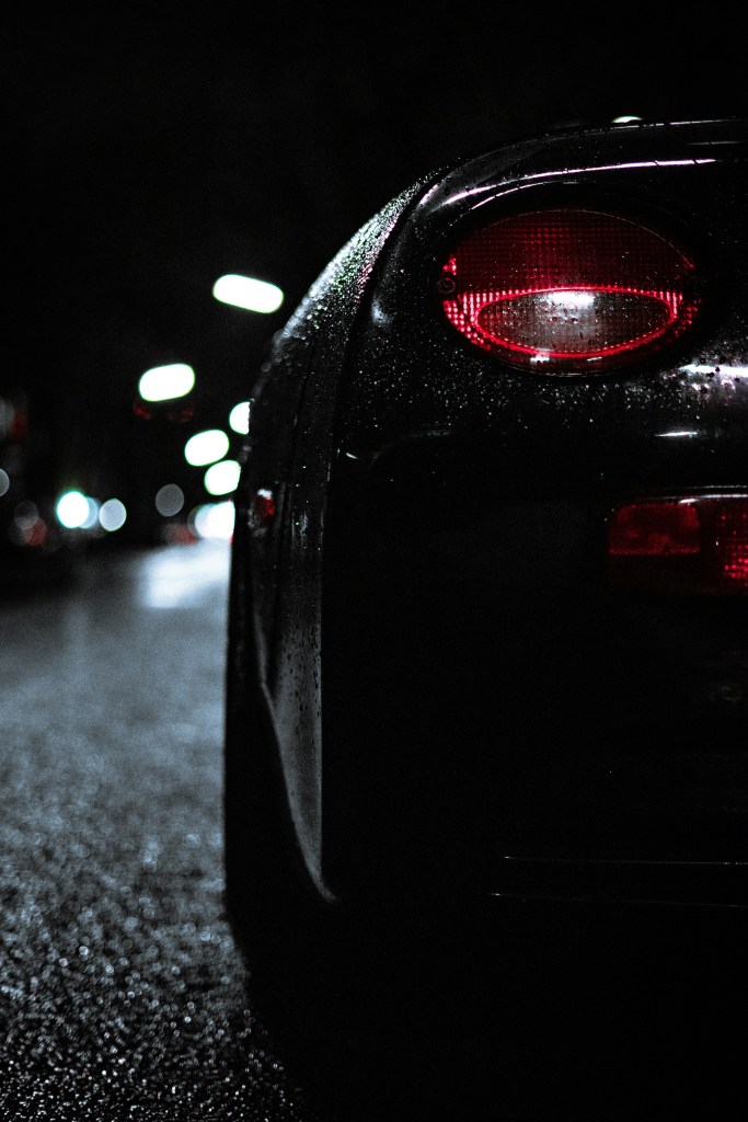 雨夜街边汽车尾灯特写