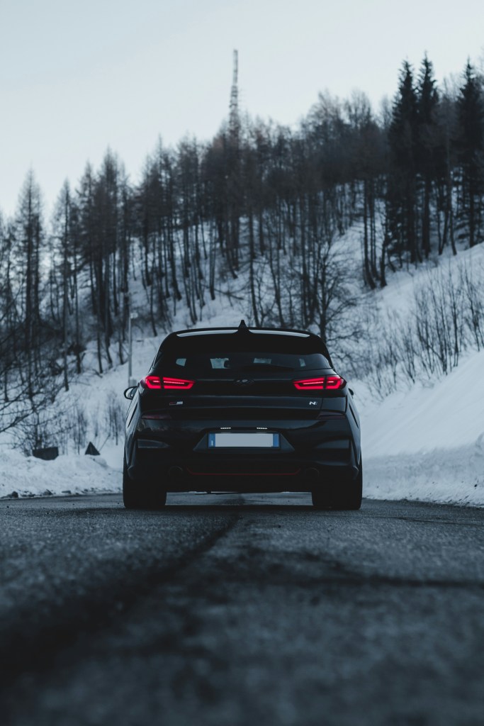 雪地公路黑色轿车