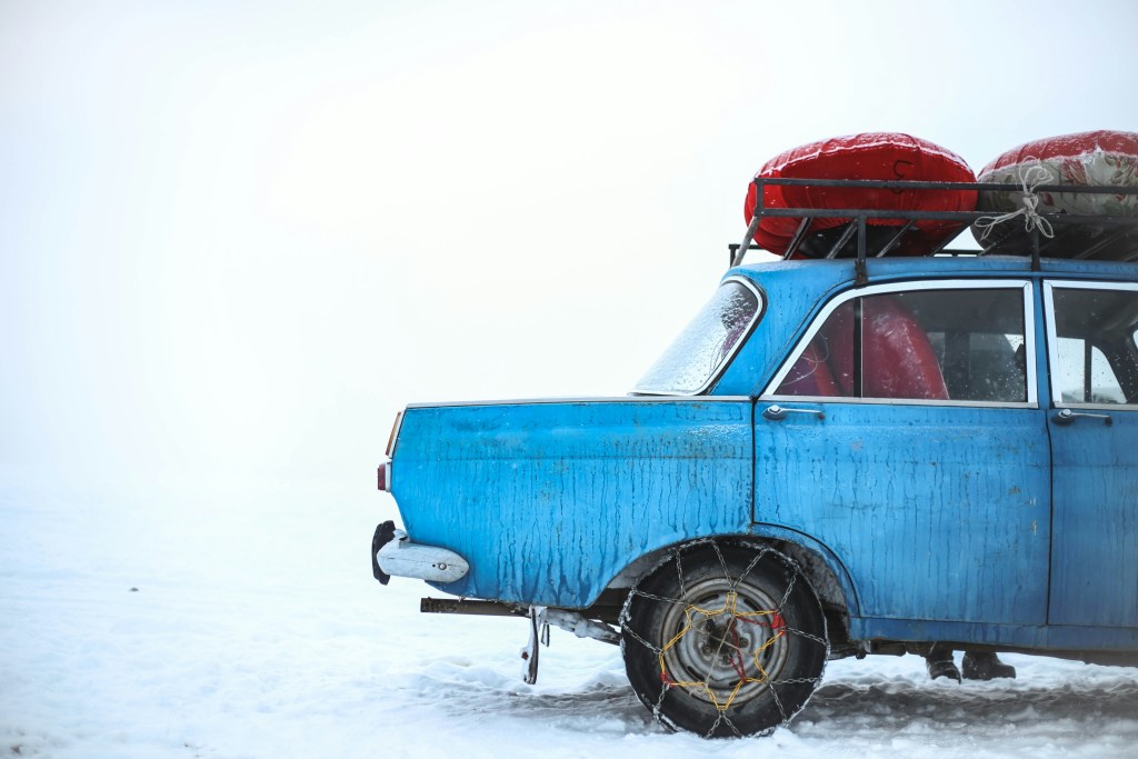 雪地蓝色老式汽车