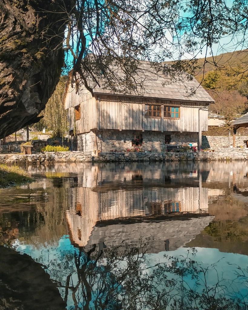 湖畔木屋倒影静谧风景照片