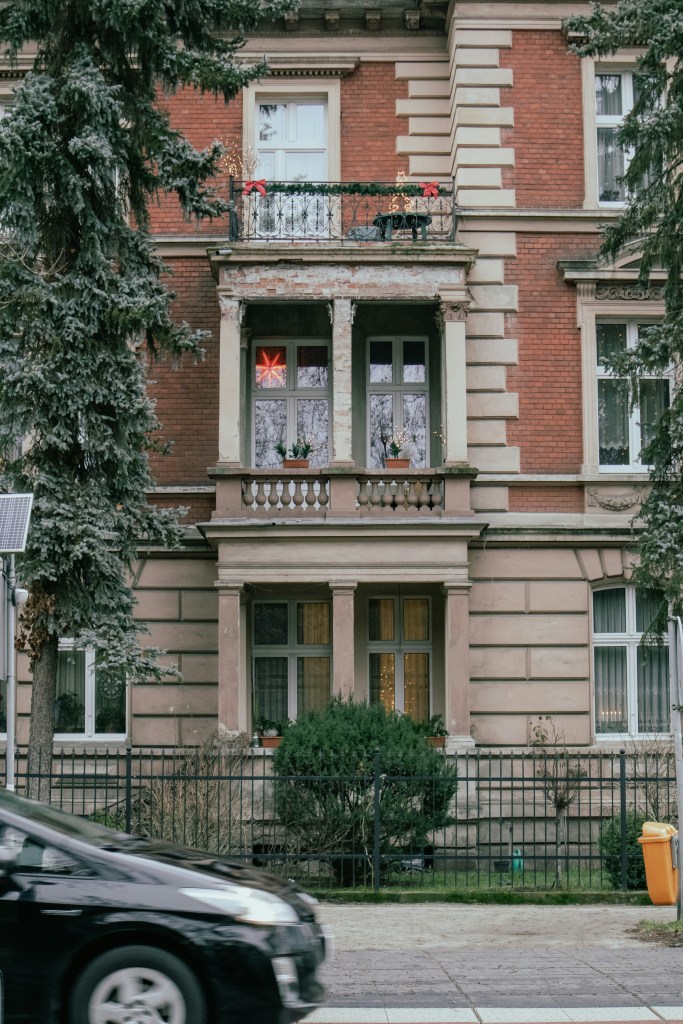 红砖建筑圣诞装饰街景照片