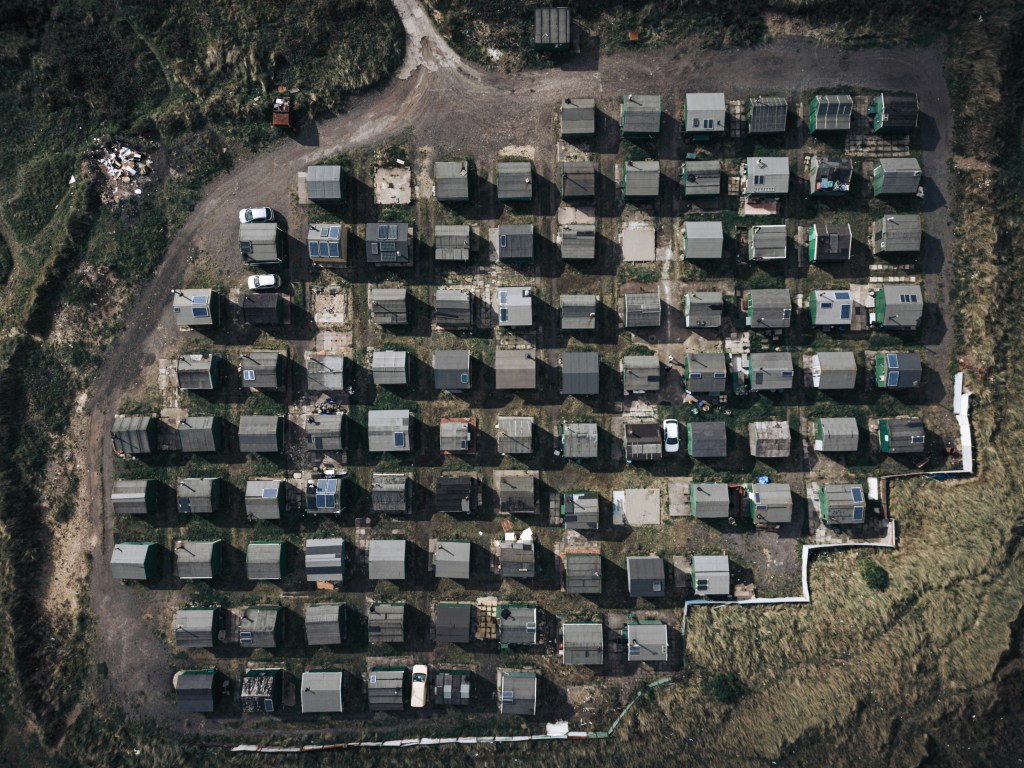 航拍密集小屋群落景象照片