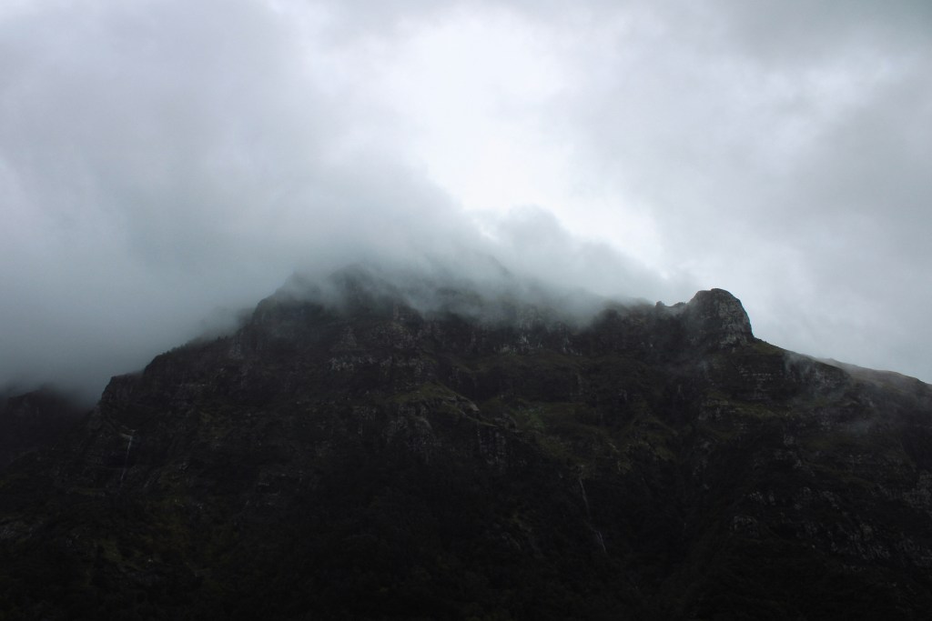 云雾缭绕的山峰景象