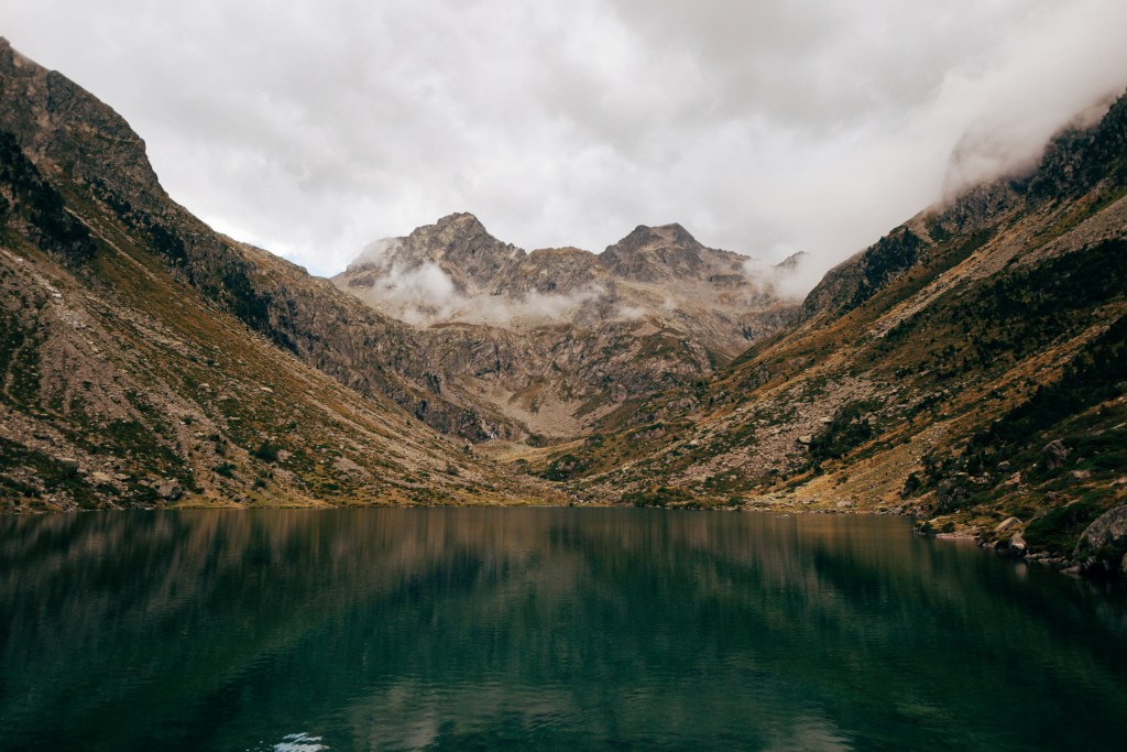 山间湖泊云雾缭绕风景如画照片