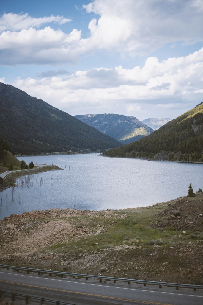 山间湖泊公路风景照片