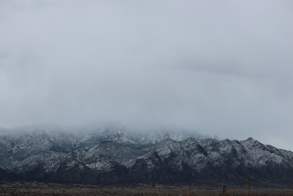云雾缭绕雪山远景照片