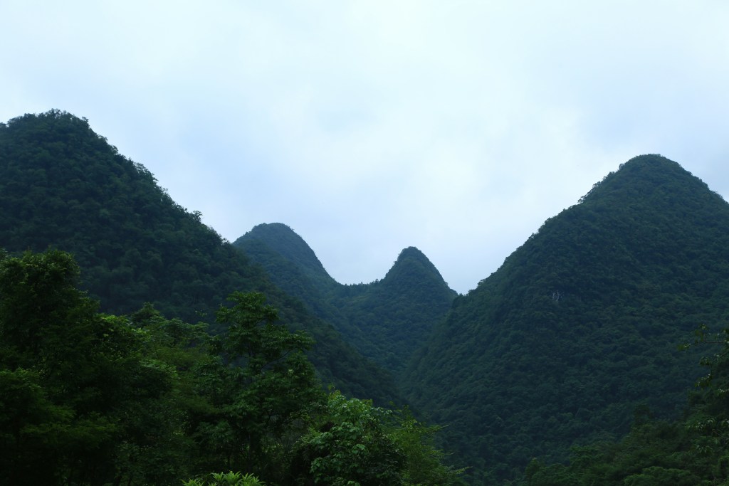 云雾缭绕青山叠翠照片