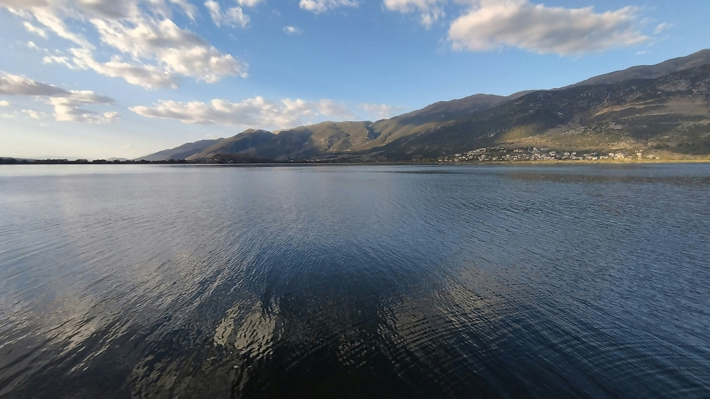 湖光山色宁静美景