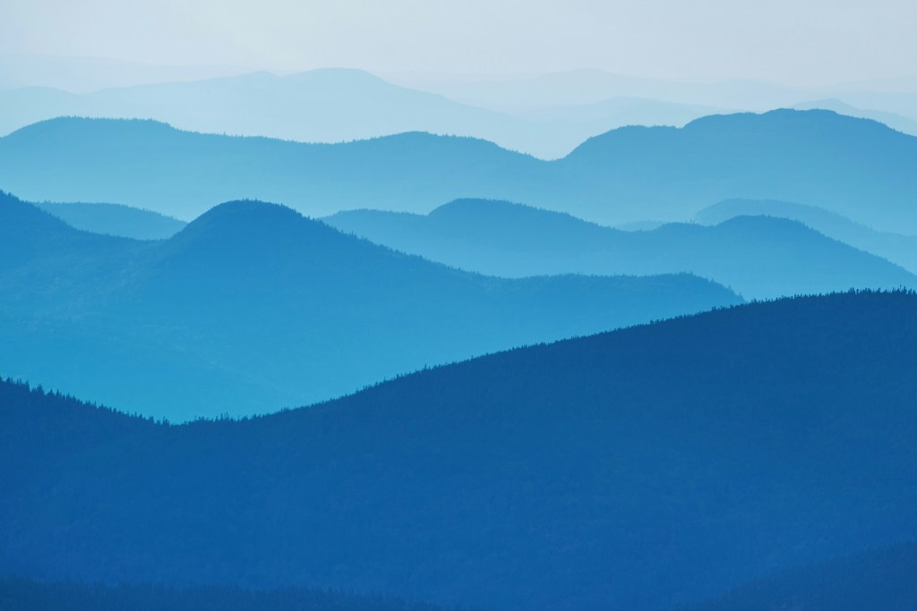 层叠山峦蓝色调自然景观照片