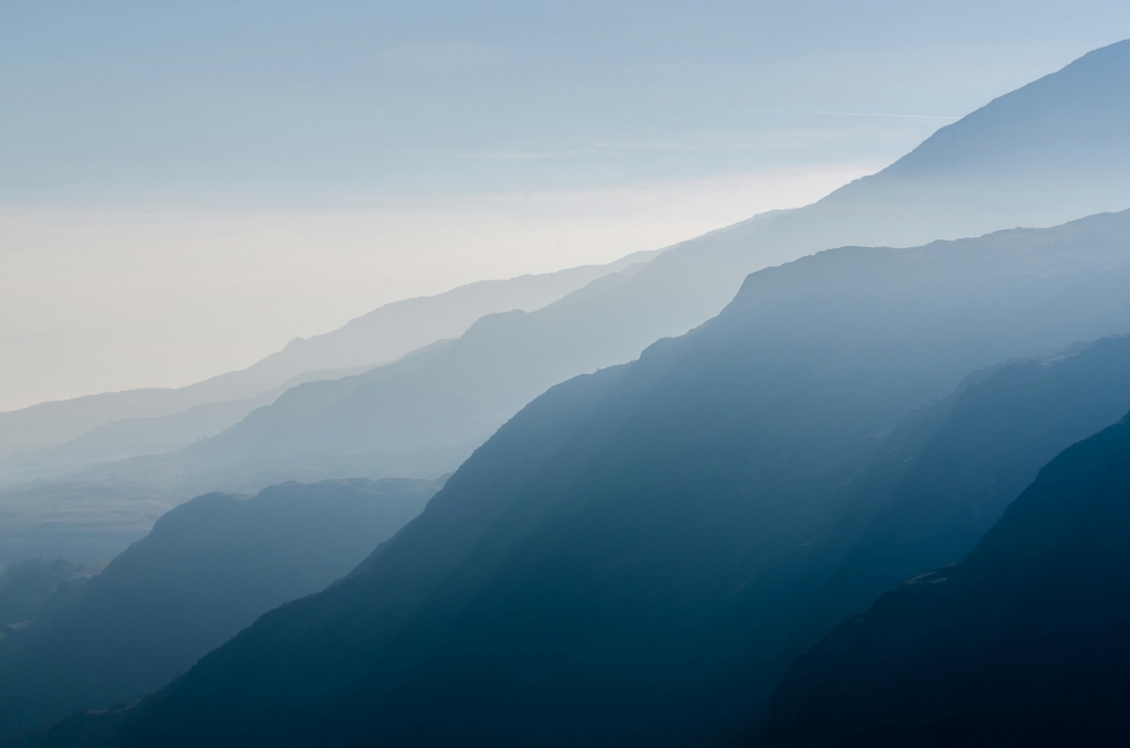 层叠山峦雾霭朦胧照片