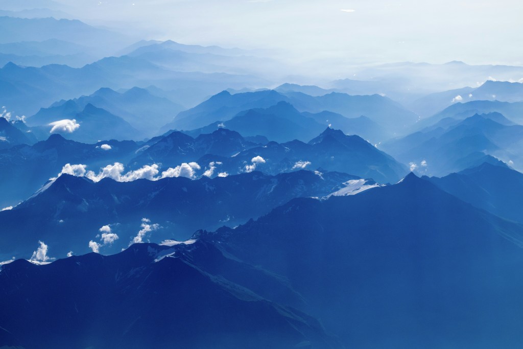 层叠山脉云雾缭绕壮丽景观照片