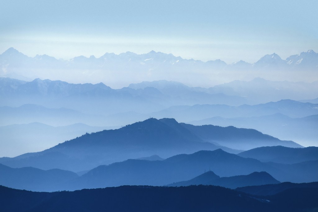 层叠山脉远景雾气弥漫照片