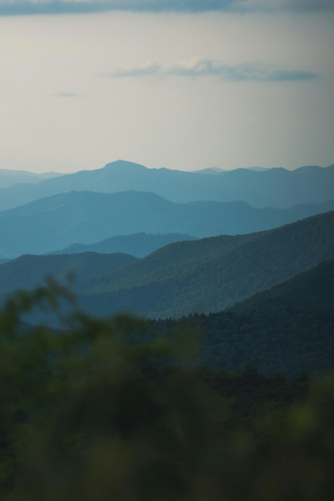 层叠山脉远景风光照片