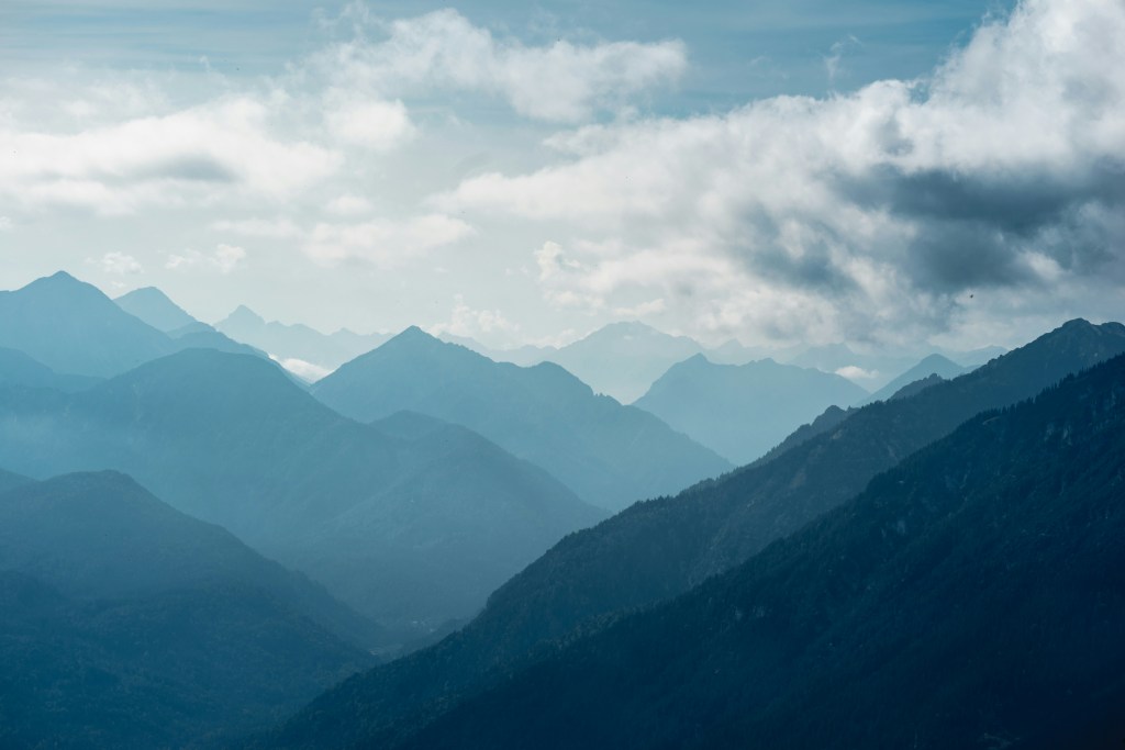 层峦叠嶂云海缭绕壮丽山景照片