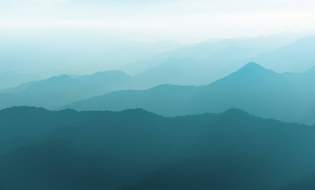 层峦叠嶂云雾缭绕的山景照片