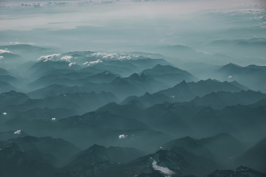 层峦叠嶂云雾缭绕的山脉景观