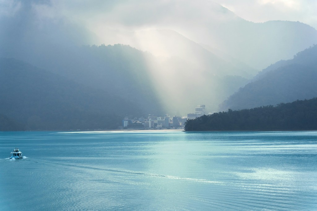 湖光山色游船穿梭美景