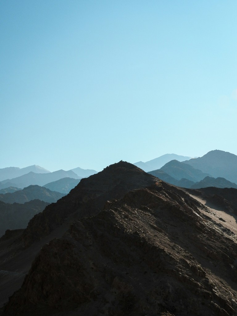 层峦叠嶂山峰壮丽景色照片