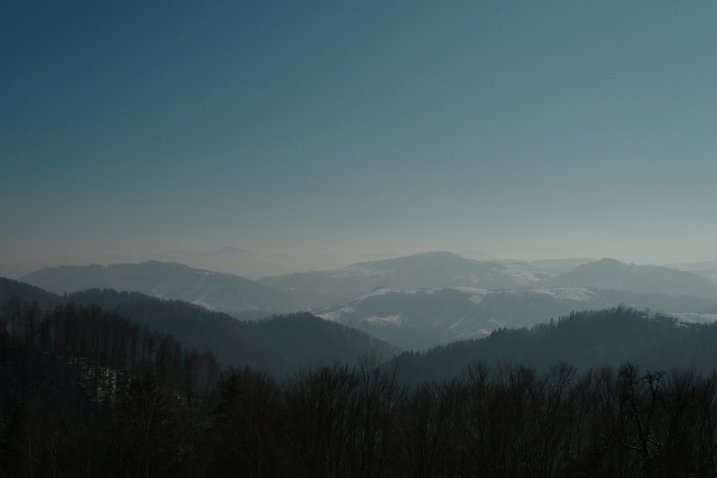 层峦叠嶂山景蓝天照片