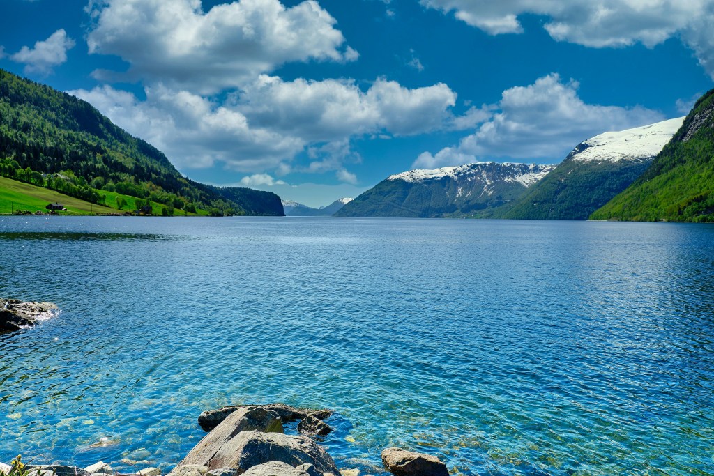 湖光山色蓝天白云美景