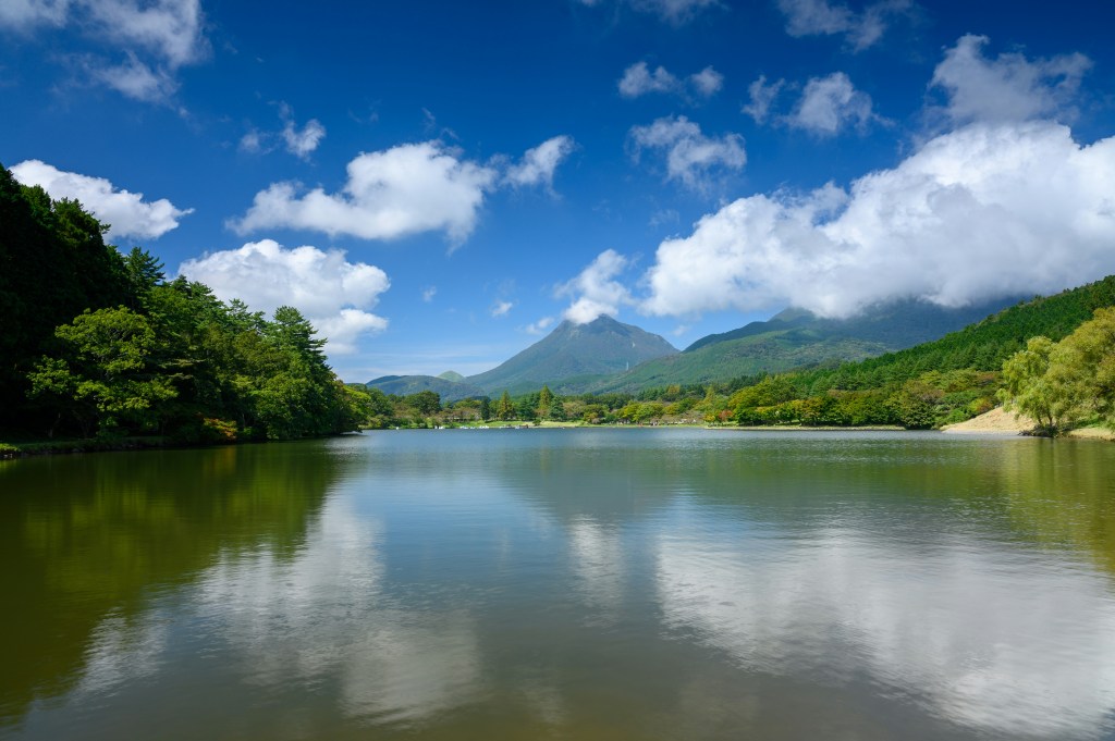 湖光山色蓝天白云风景