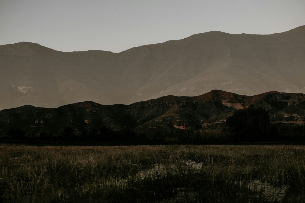 层峦叠嶂山景黄昏照片