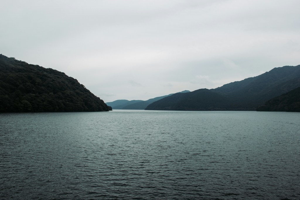 湖光山色阴天景色照片