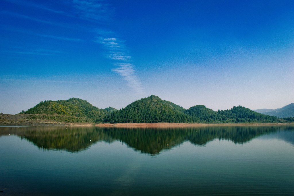 湖光山色静谧如画照片