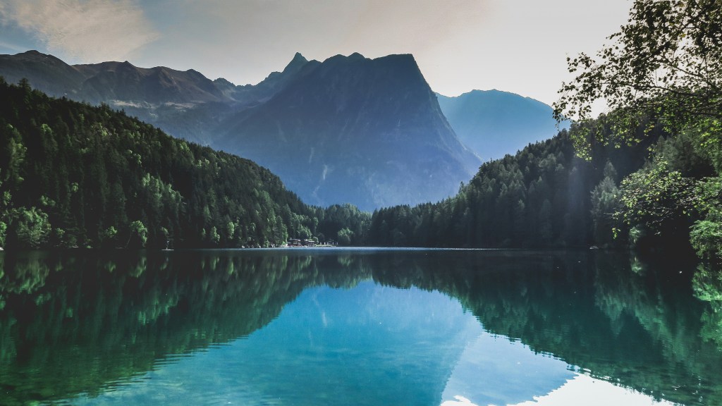 湖光山色静谧美景