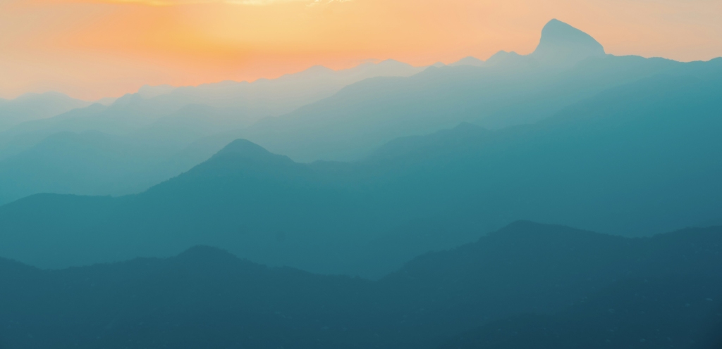 层峦叠嶂日出山景照片