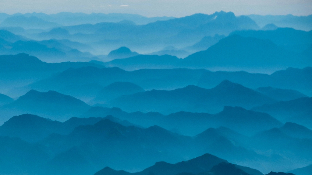 层峦叠嶂蓝色山脉景观照片
