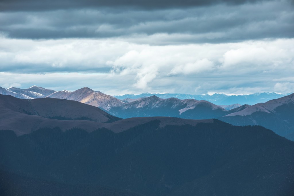 层峦叠嶂雪山云海壮丽景观照片