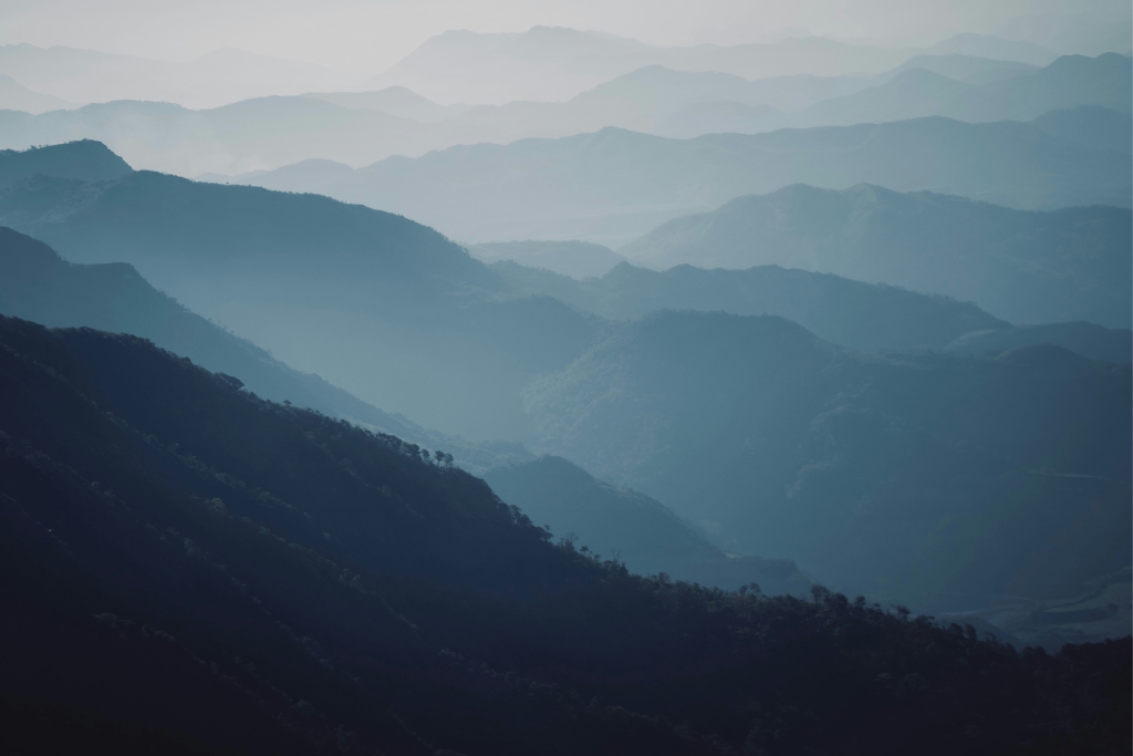层峦叠嶂雾气缭绕山景