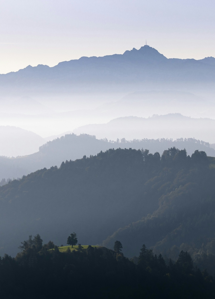 层峦叠嶂雾气缭绕山景照片