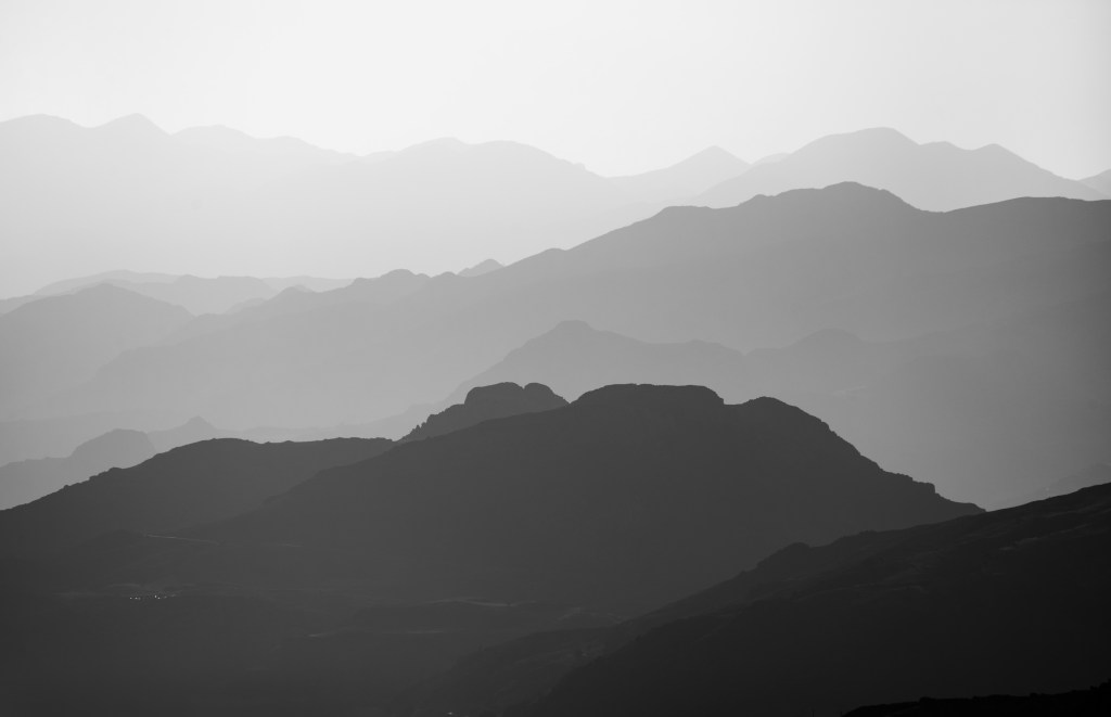 层峦叠嶂黑白山景照片