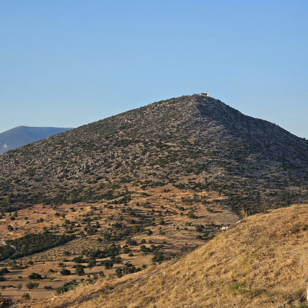 山丘景观植被稀疏山顶有建筑照片