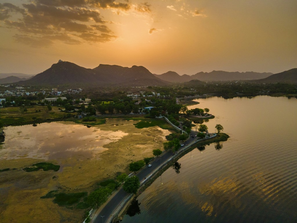 湖畔公路夕阳美景照片