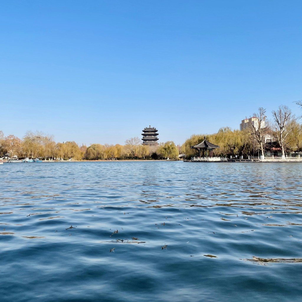 湖畔古塔与亭台风景照片