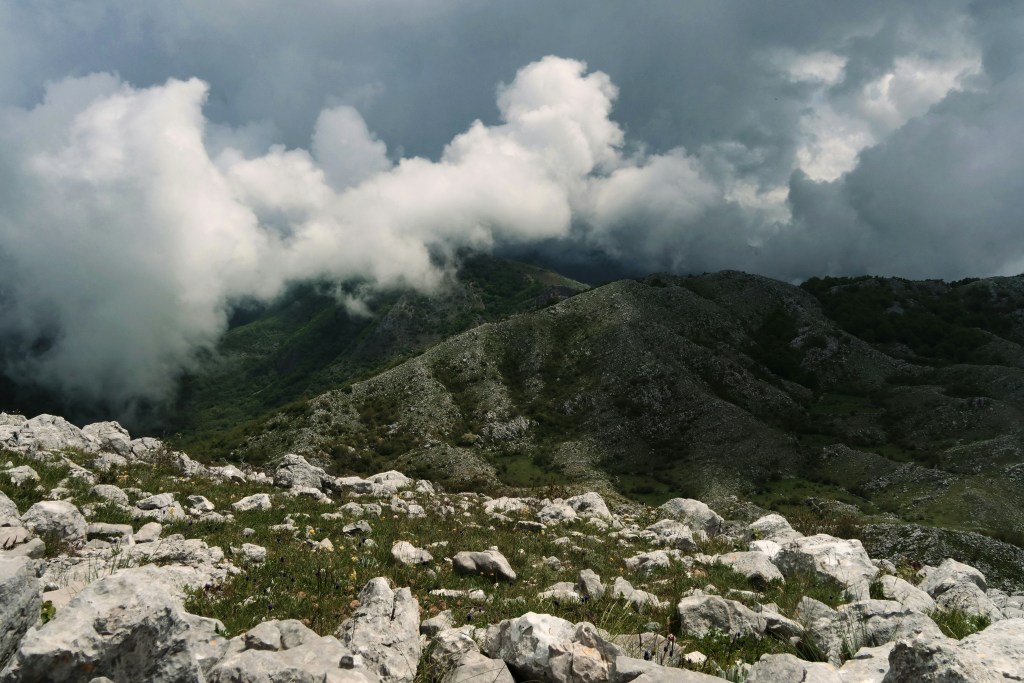 山峦云雾岩石景观照片